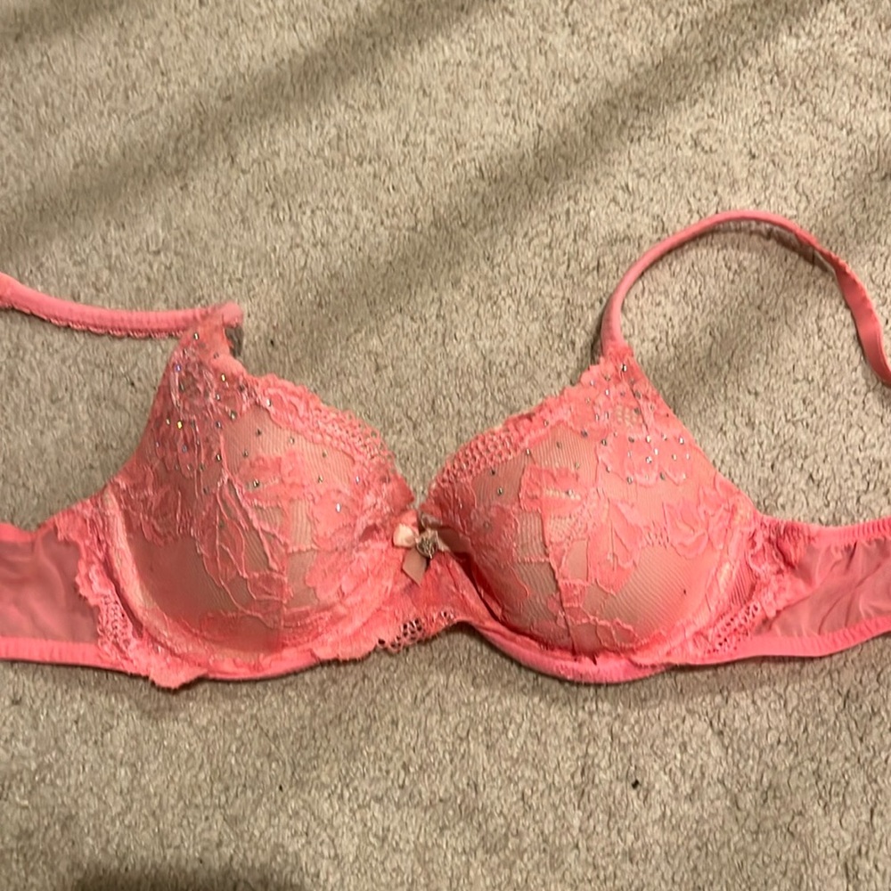 Victoria’s Secret bra, body by Victoria, lined Demi/demi-buste double, 32C, pink